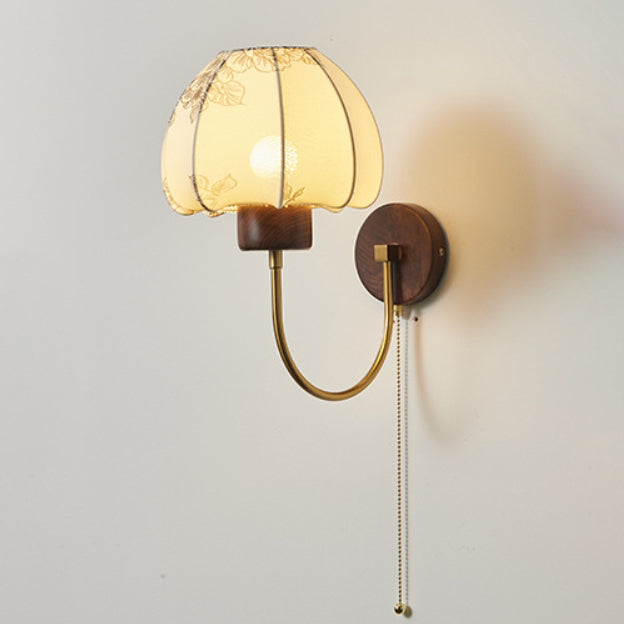 Applique murale 1 lumière en forme de dôme rétro contemporain avec cadre en cuivre plein et bois de noyer, abat-jour en tissu, pour salon 