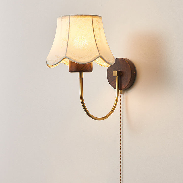 Applique murale 1 lumière en forme de dôme rétro contemporain avec cadre en cuivre plein et bois de noyer, abat-jour en tissu, pour salon 