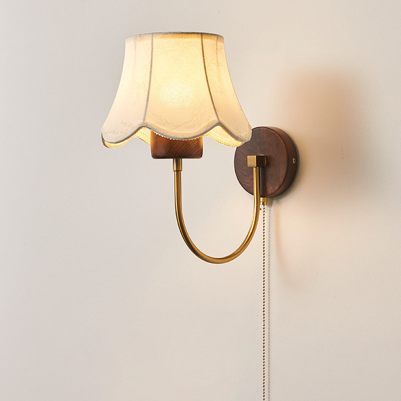 Applique murale 1 lumière en forme de dôme rétro contemporain avec cadre en cuivre plein et bois de noyer, abat-jour en tissu, pour salon 