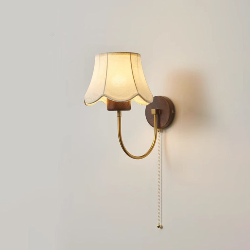 Applique murale 1 lumière en forme de dôme rétro contemporain avec cadre en cuivre plein et bois de noyer, abat-jour en tissu, pour salon 
