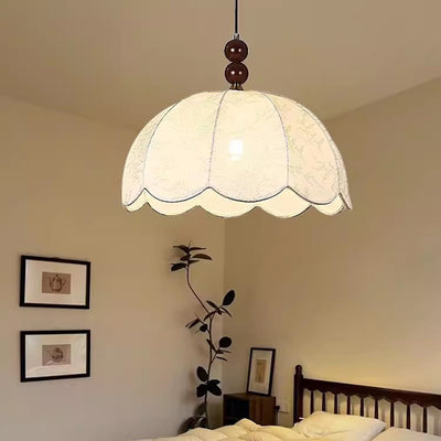 Traditionelle französische Pendelleuchte mit runden, gewellten Kanten, Massivholz, Stoffschirm mit Blumenmuster, 1 Licht, für Wohnzimmer 