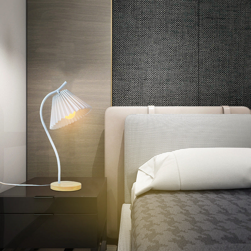 Lampe de table moderne minimaliste à long pied rond en tissu plissé avec base en bois massif et fer à 1 lumière pour chambre 