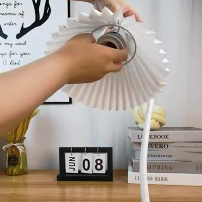 Lampe de table moderne minimaliste à long pied rond en tissu plissé avec base en bois massif et fer à 1 lumière pour chambre 