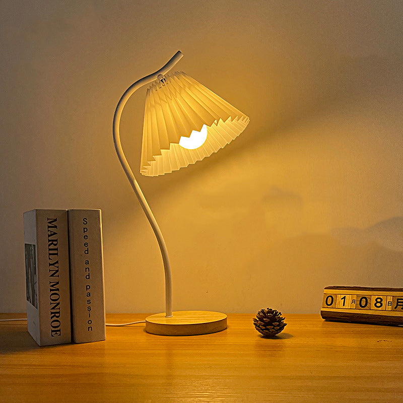 Lampe de table moderne minimaliste à long pied rond en tissu plissé avec base en bois massif et fer à 1 lumière pour chambre 