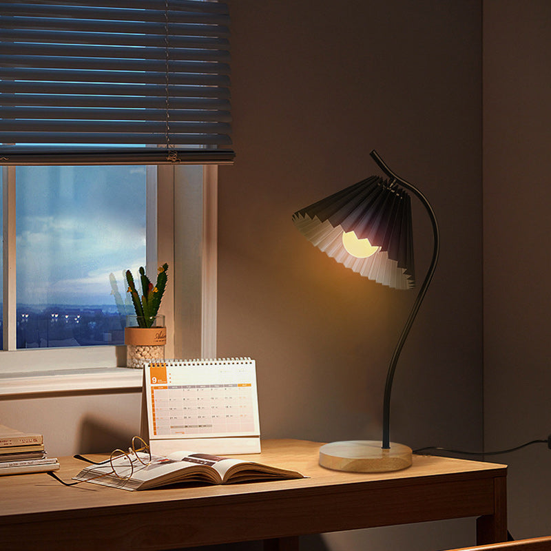 Lampe de table moderne minimaliste à long pied rond en tissu plissé avec base en bois massif et fer à 1 lumière pour chambre 