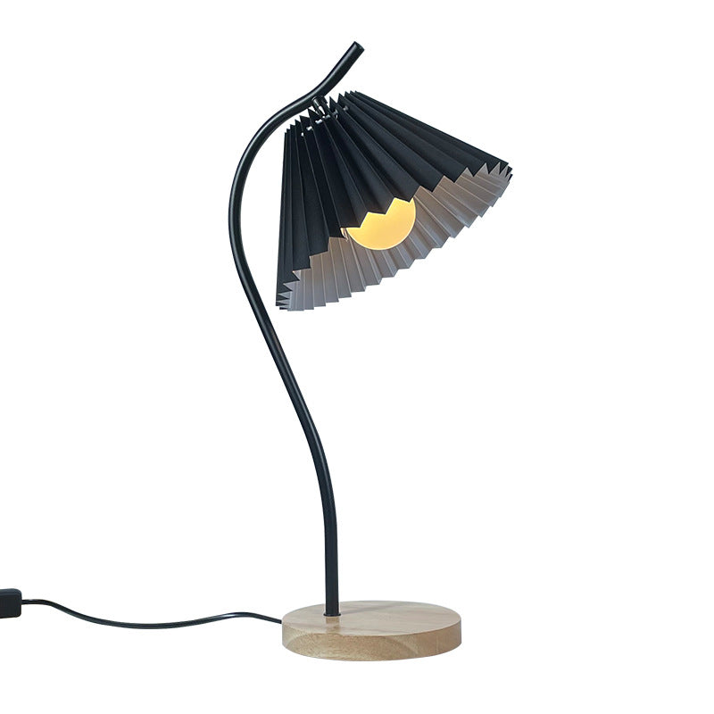 Lampe de table moderne minimaliste à long pied rond en tissu plissé avec base en bois massif et fer à 1 lumière pour chambre 