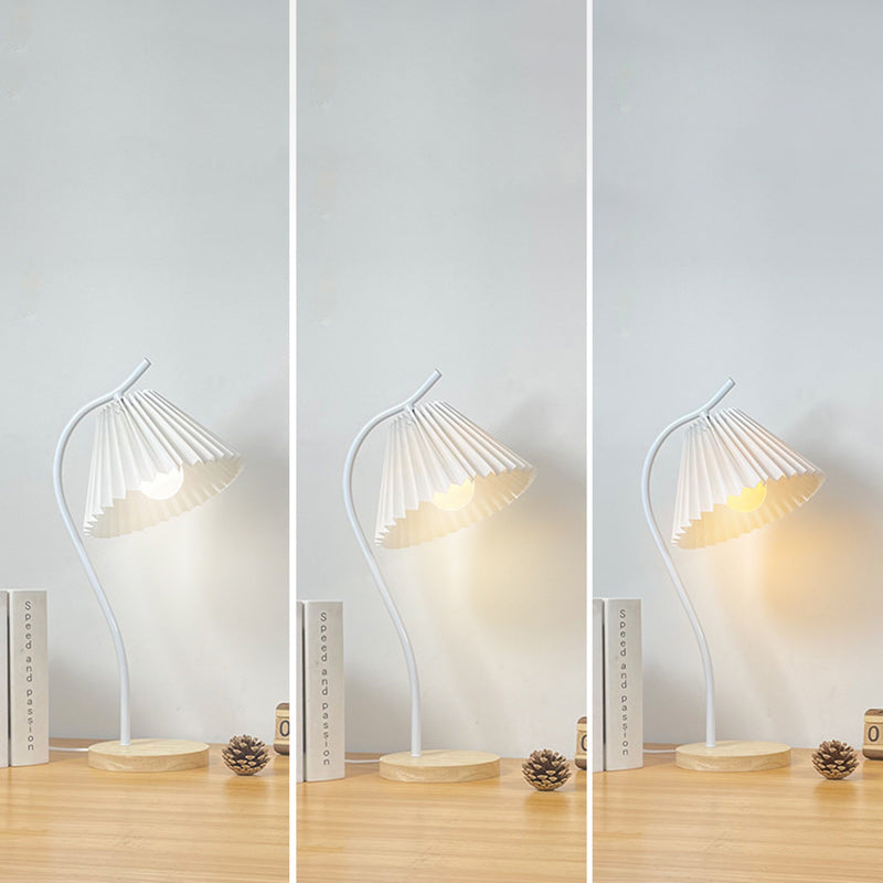 Lampe de table moderne minimaliste à long pied rond en tissu plissé avec base en bois massif et fer à 1 lumière pour chambre 