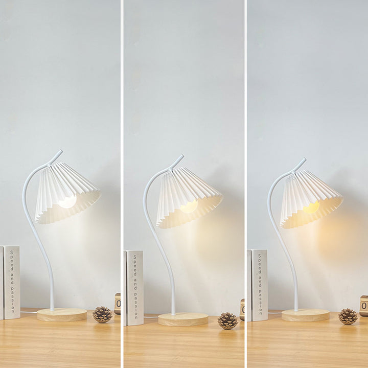 Lampe de table moderne minimaliste à long pied rond en tissu plissé avec base en bois massif et fer à 1 lumière pour chambre 