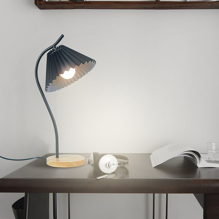 Lampe de table moderne minimaliste à long pied rond en tissu plissé avec base en bois massif et fer à 1 lumière pour chambre 