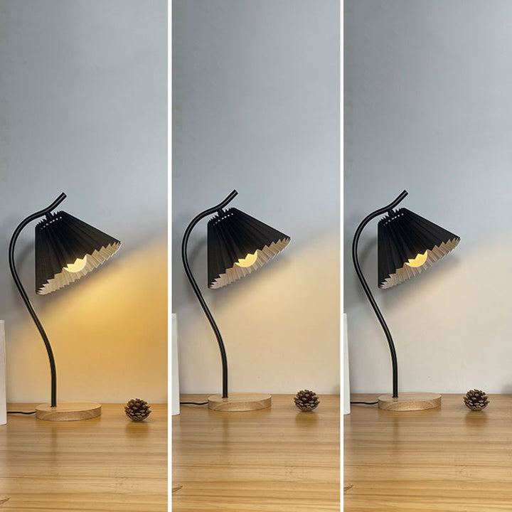 Lampe de table moderne minimaliste à long pied rond en tissu plissé avec base en bois massif et fer à 1 lumière pour chambre 