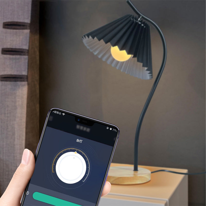 Lampe de table moderne minimaliste à long pied rond en tissu plissé avec base en bois massif et fer à 1 lumière pour chambre 