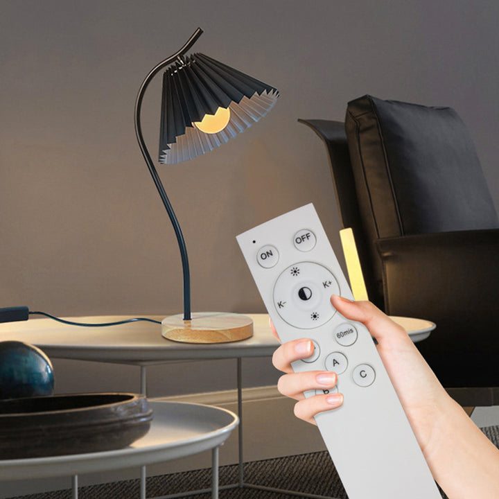 Lampe de table moderne minimaliste à long pied rond en tissu plissé avec base en bois massif et fer à 1 lumière pour chambre 