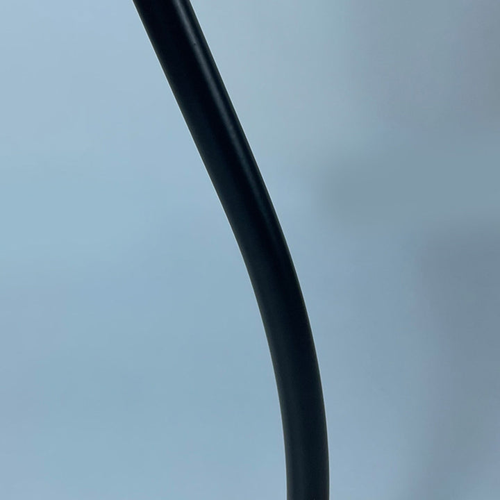 Lampe de table moderne minimaliste à long pied rond en tissu plissé avec base en bois massif et fer à 1 lumière pour chambre 