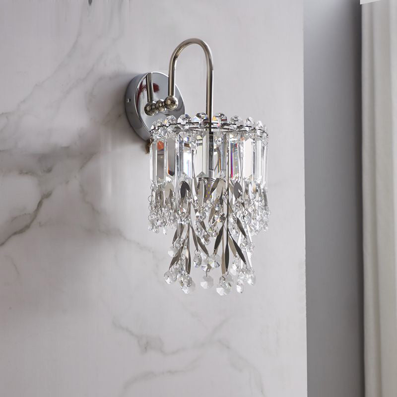 Lampe murale moderne de luxe à un éclairage avec abat-jour rond en cristal, cadre en acier inoxydable et bras courbé pour chambre 