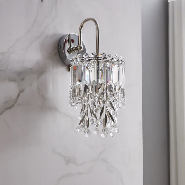 Lampe murale moderne de luxe à un éclairage avec abat-jour rond en cristal, cadre en acier inoxydable et bras courbé pour chambre 