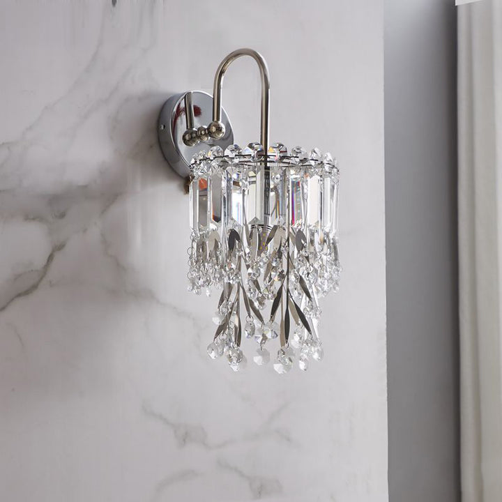 Lampe murale moderne de luxe à un éclairage avec abat-jour rond en cristal, cadre en acier inoxydable et bras courbé pour chambre 