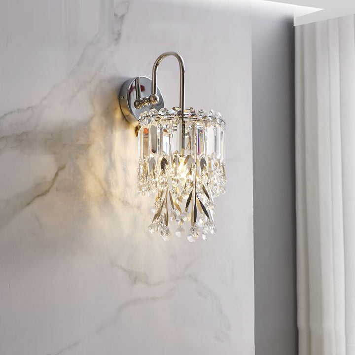 Lampe murale moderne de luxe à un éclairage avec abat-jour rond en cristal, cadre en acier inoxydable et bras courbé pour chambre 