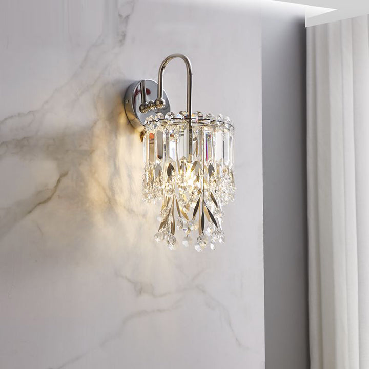 Lampe murale moderne de luxe à un éclairage avec abat-jour rond en cristal, cadre en acier inoxydable et bras courbé pour chambre 