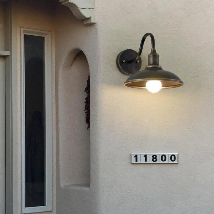 Pantalla de hierro en forma de tapa de olla redonda industrial contemporánea con varilla curva Lámpara de pared de 1 luz para patio exterior 