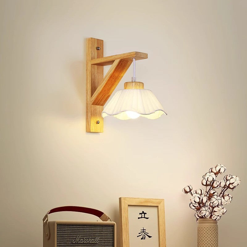 Zeitgenössische nordische Wandlampe mit Dreibein-Basis, rundem Blumenstoff, Glasschirm und Holz 1-Licht für Schlafzimmer 