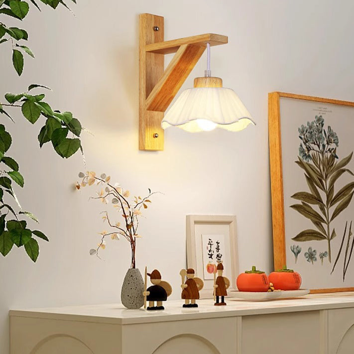 Zeitgenössische nordische Wandlampe mit Dreibein-Basis, rundem Blumenstoff, Glasschirm und Holz 1-Licht für Schlafzimmer 