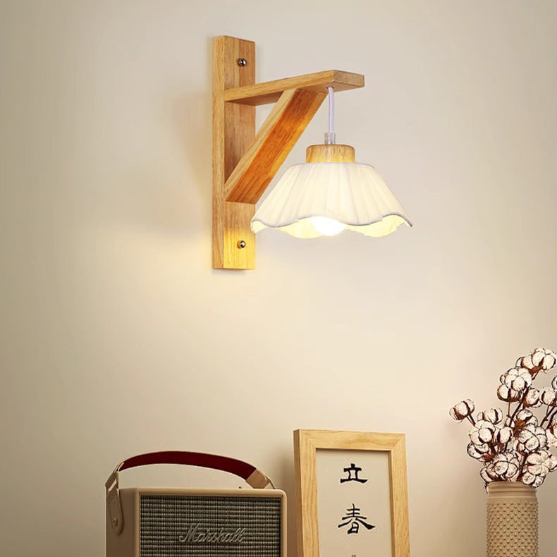 Zeitgenössische nordische Wandlampe mit Dreibein-Basis, rundem Blumenstoff, Glasschirm und Holz 1-Licht für Schlafzimmer 