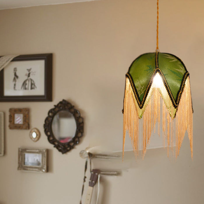 Zeitgenössische Retro-Blatt-Schirmform Quaste Eisen Stoff 1-Licht Pendelleuchte für Wohnzimmer 