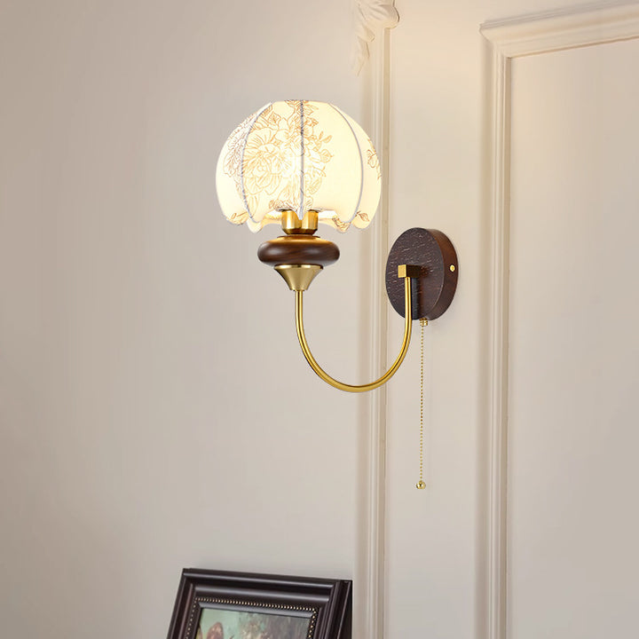 Traditionelle französische runde Kuppel mit Blumenmuster Stoffschirm Eisen-Holz-Rahmen 1-Licht Wandleuchte für Wohnzimmer 