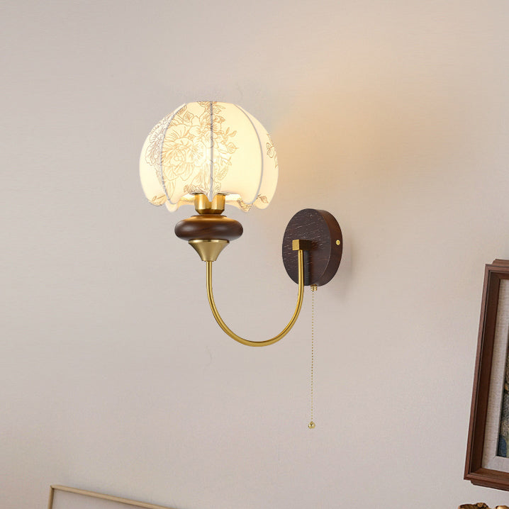 Traditionelle französische runde Kuppel mit Blumenmuster Stoffschirm Eisen-Holz-Rahmen 1-Licht Wandleuchte für Wohnzimmer 