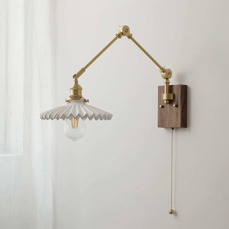 Traditionelle Vintage Schwenkarm-Langarm-Wandleuchte mit rundem, gefaltetem Keramikschirm, Holz und Messing, 1-Licht-Wandleuchte für das Wohnzimmer 