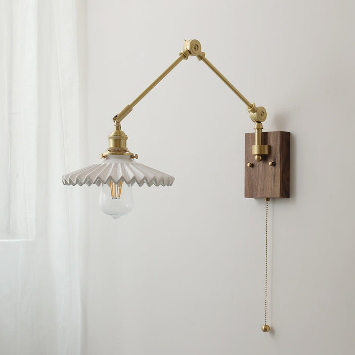 Applique murale traditionnelle vintage à bras articulé long avec abat-jour rond plissé en céramique, bois et laiton 1-lumière pour le salon 