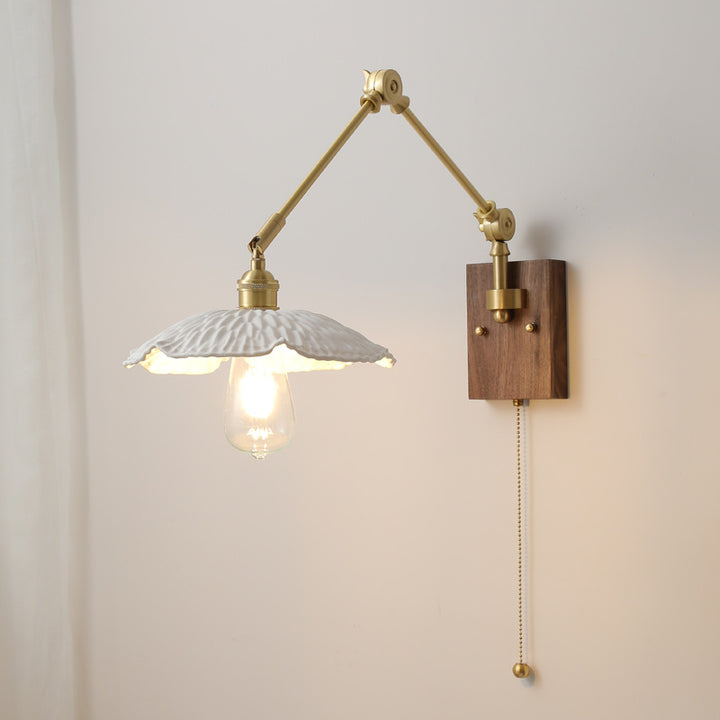 Applique murale traditionnelle vintage à bras articulé long avec abat-jour rond plissé en céramique, bois et laiton 1-lumière pour le salon 