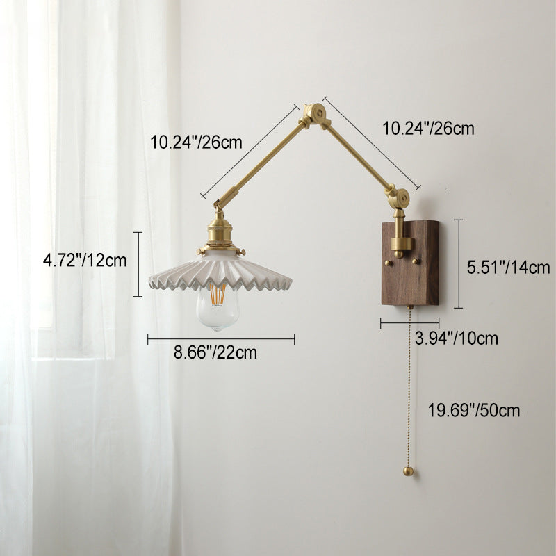 Traditionelle Vintage Schwenkarm-Langarm-Wandleuchte mit rundem, gefaltetem Keramikschirm, Holz und Messing, 1-Licht-Wandleuchte für das Wohnzimmer 
