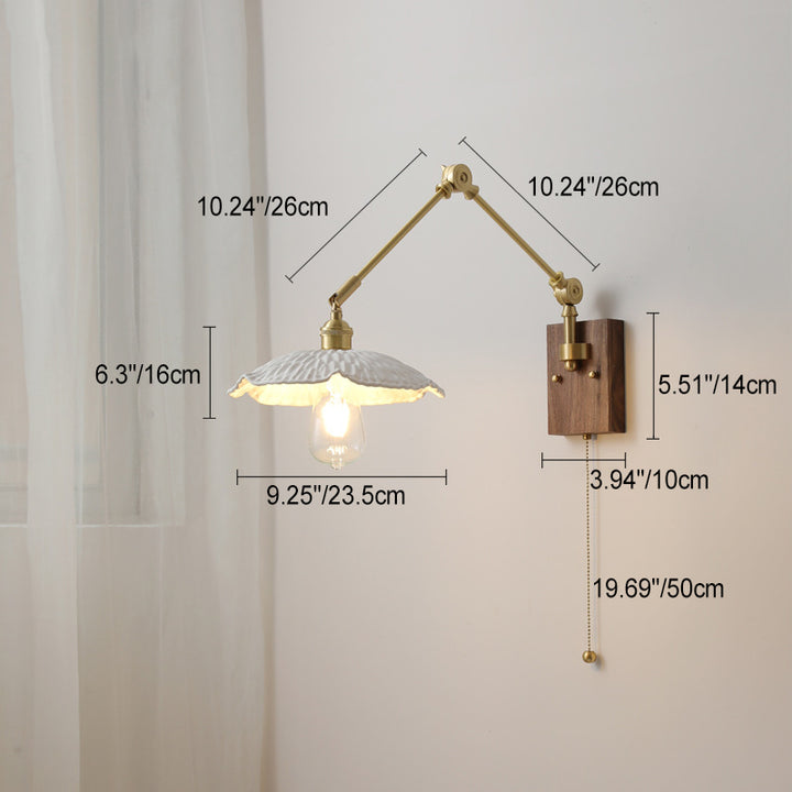 Applique murale traditionnelle vintage à bras articulé long avec abat-jour rond plissé en céramique, bois et laiton 1-lumière pour le salon 