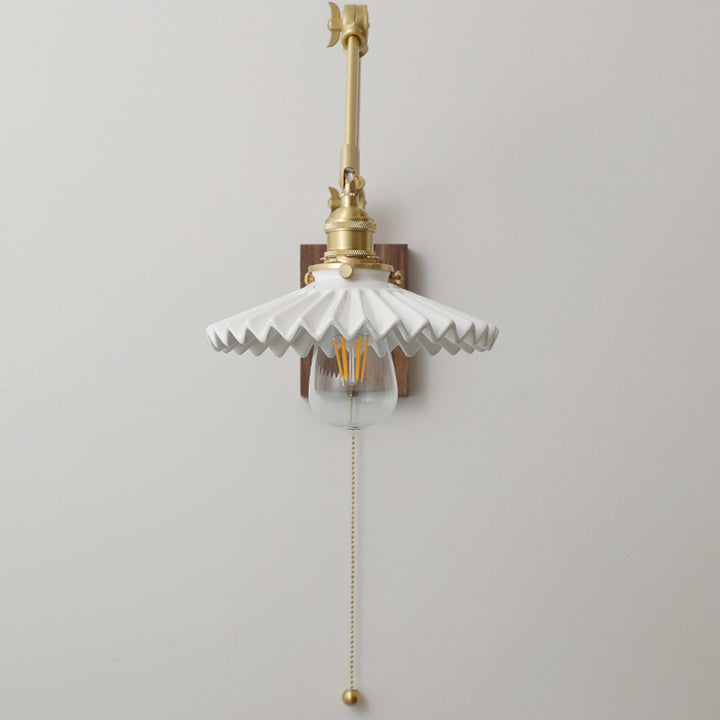 Traditionelle Vintage Schwenkarm-Langarm-Wandleuchte mit rundem, gefaltetem Keramikschirm, Holz und Messing, 1-Licht-Wandleuchte für das Wohnzimmer 