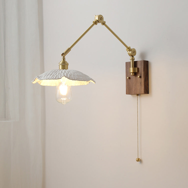 Traditionelle Vintage Schwenkarm-Langarm-Wandleuchte mit rundem, gefaltetem Keramikschirm, Holz und Messing, 1-Licht-Wandleuchte für das Wohnzimmer 