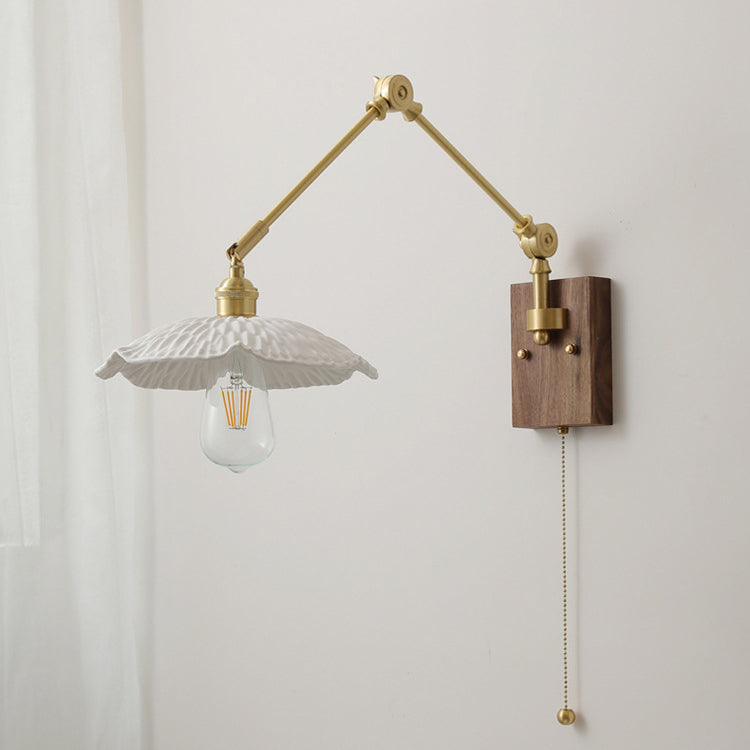 Traditionelle Vintage Schwenkarm-Langarm-Wandleuchte mit rundem, gefaltetem Keramikschirm, Holz und Messing, 1-Licht-Wandleuchte für das Wohnzimmer 