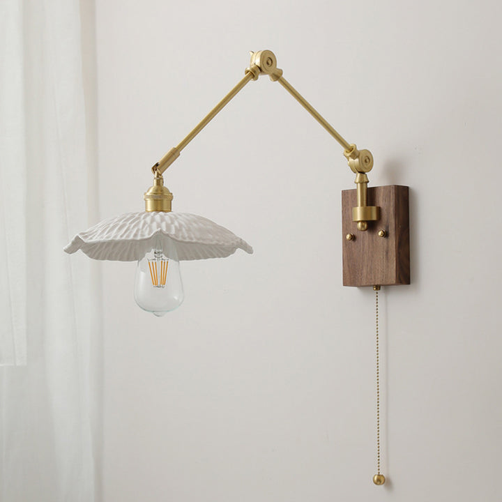 Traditionelle Vintage Schwenkarm-Langarm-Wandleuchte mit rundem, gefaltetem Keramikschirm, Holz und Messing, 1-Licht-Wandleuchte für das Wohnzimmer 