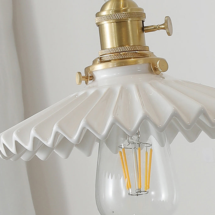 Traditionelle Vintage Schwenkarm-Langarm-Wandleuchte mit rundem, gefaltetem Keramikschirm, Holz und Messing, 1-Licht-Wandleuchte für das Wohnzimmer 
