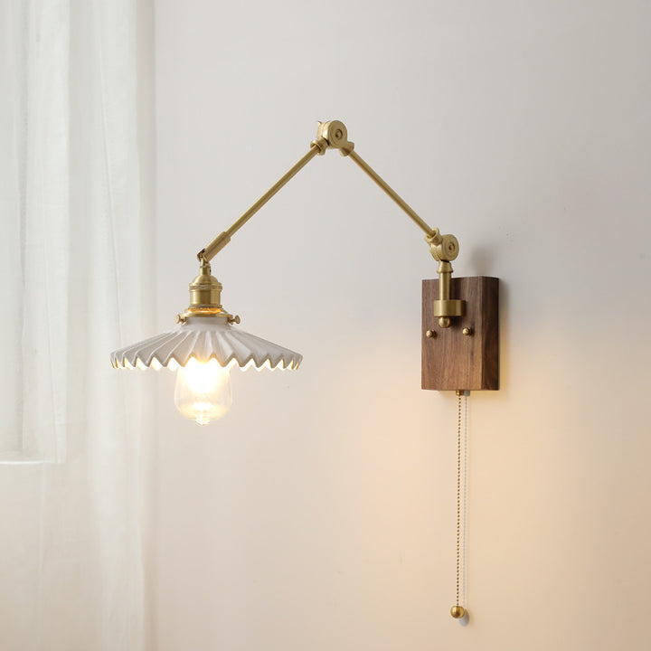 Traditionelle Vintage Schwenkarm-Langarm-Wandleuchte mit rundem, gefaltetem Keramikschirm, Holz und Messing, 1-Licht-Wandleuchte für das Wohnzimmer 