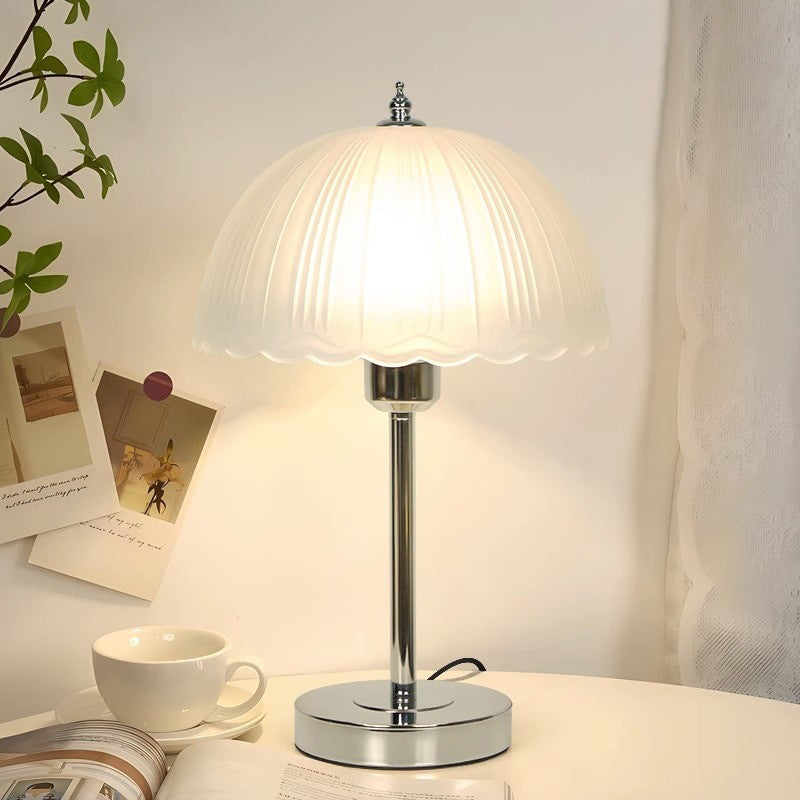 Zeitgenössische nordische Halbkugel-Spitze aus Eisen und Glas 1-Licht-Tischlampe für das Schlafzimmer 