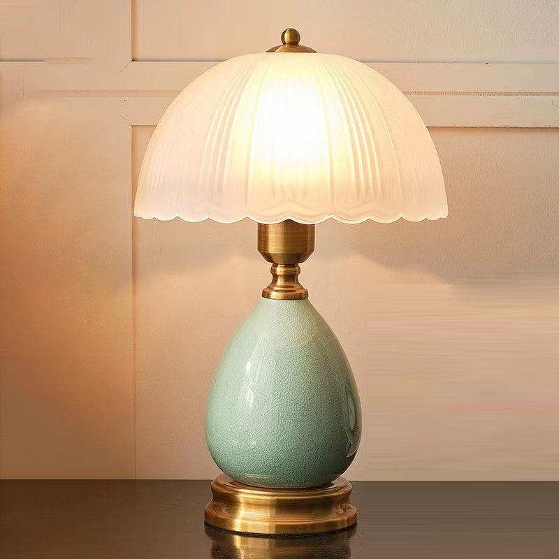 Traditionelle europäische Vase Keramikbasis Runder Spitzenkuppel Glasschirm 1-Licht Tischlampe für das Schlafzimmer 