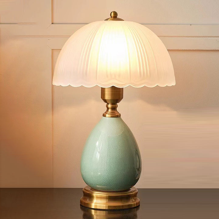 Traditionelle europäische Vase Keramikbasis Runder Spitzenkuppel Glasschirm 1-Licht Tischlampe für das Schlafzimmer 