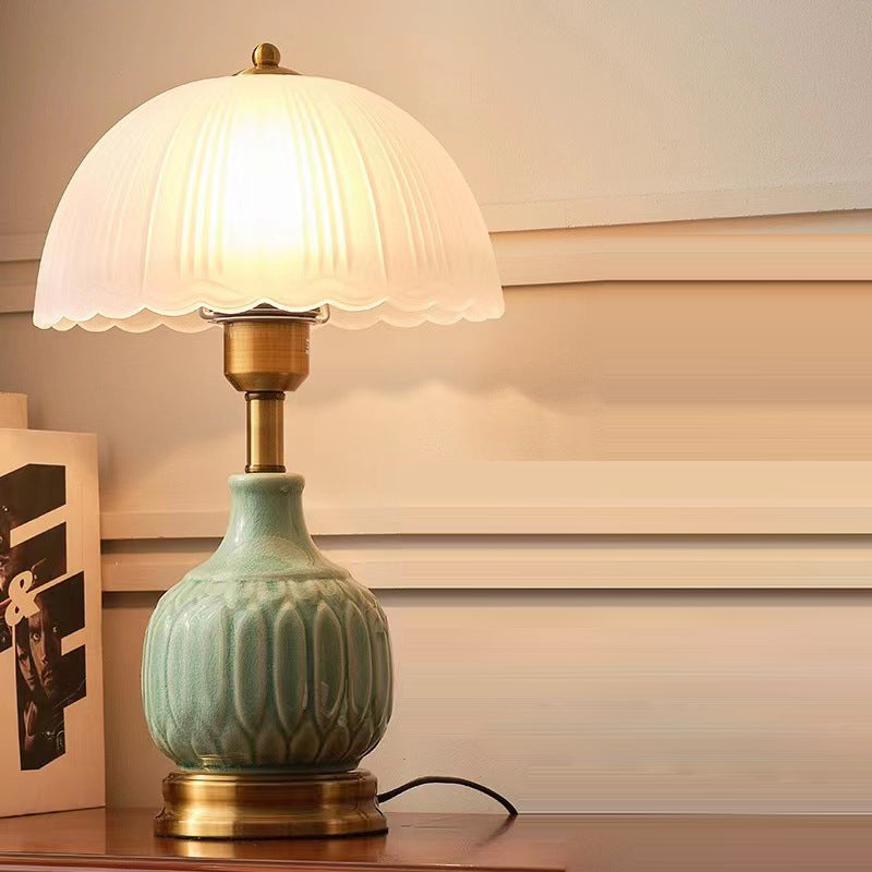 Traditionelle europäische Vase Keramikbasis Runder Spitzenkuppel Glasschirm 1-Licht Tischlampe für das Schlafzimmer 