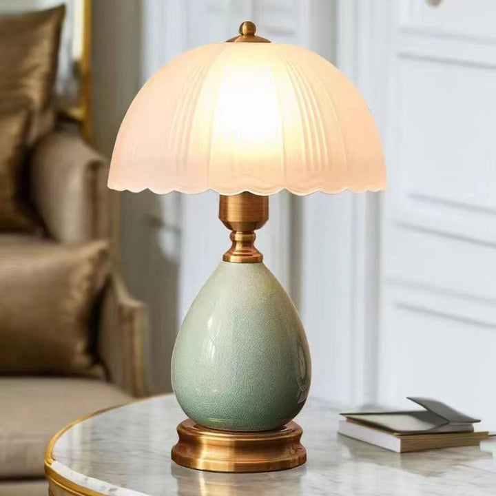 Traditionelle europäische Vase Keramikbasis Runder Spitzenkuppel Glasschirm 1-Licht Tischlampe für das Schlafzimmer 