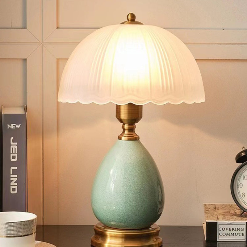Traditionelle europäische Vase Keramikbasis Runder Spitzenkuppel Glasschirm 1-Licht Tischlampe für das Schlafzimmer 