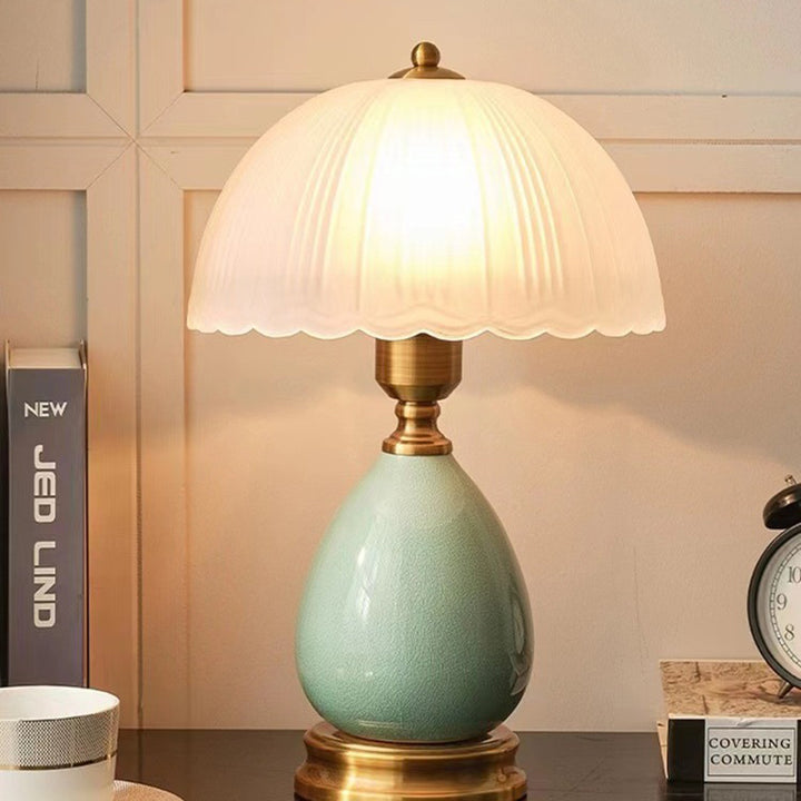 Traditionelle europäische Vase Keramikbasis Runder Spitzenkuppel Glasschirm 1-Licht Tischlampe für das Schlafzimmer 