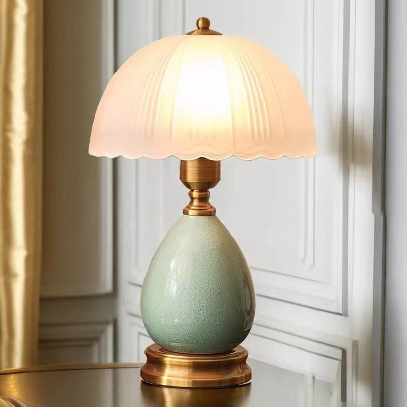 Traditionelle europäische Vase Keramikbasis Runder Spitzenkuppel Glasschirm 1-Licht Tischlampe für das Schlafzimmer 