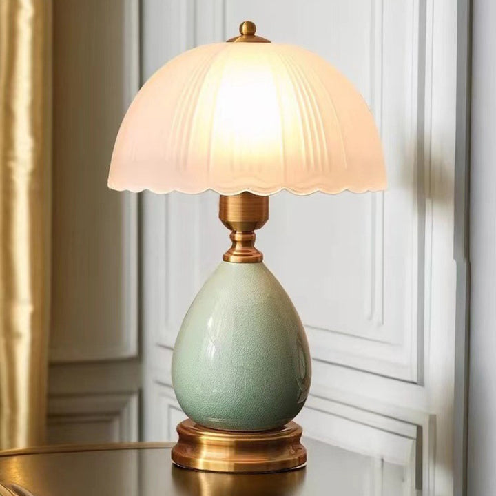 Traditionelle europäische Vase Keramikbasis Runder Spitzenkuppel Glasschirm 1-Licht Tischlampe für das Schlafzimmer 