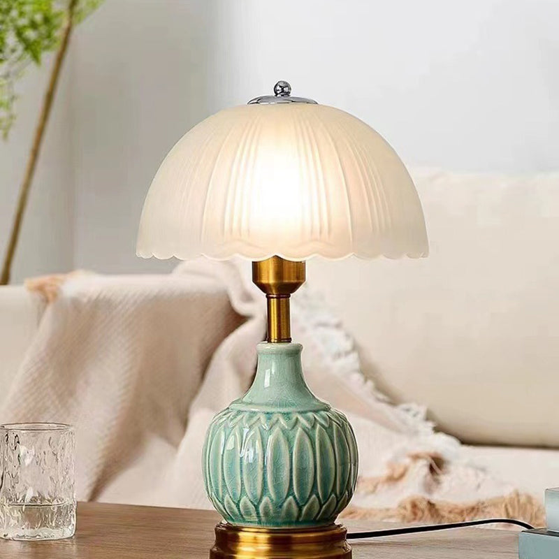 Traditionelle europäische Vase Keramikbasis Runder Spitzenkuppel Glasschirm 1-Licht Tischlampe für das Schlafzimmer 